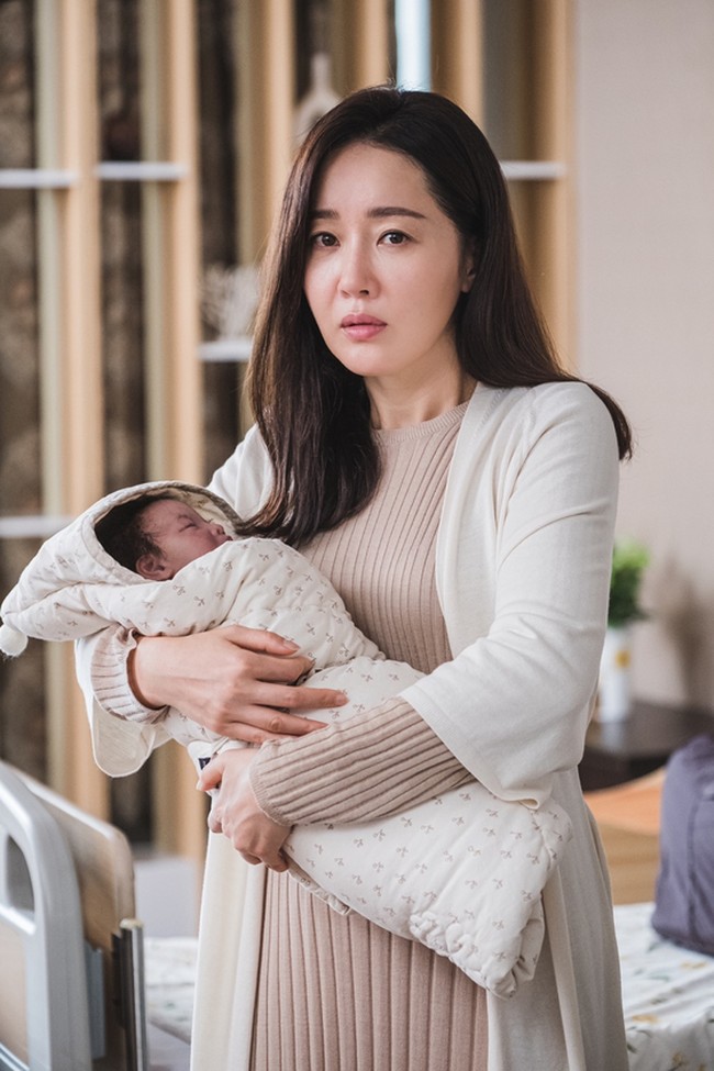 Uhm Ji Won cukup selektif memilih drama Korea yang akan dibintanginya. Sebelum Little Women, Uhm Ji Won tampil sebagai pemeran utama Birthcare Center pada 2020 yang sukses mencetak rating tinggi. Foto: (dok. ist)