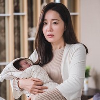 Uhm Ji Won cukup selektif memilih drama Korea yang akan dibintanginya. Sebelum Little Women, Uhm Ji Won tampil sebagai pemeran utama Birthcare Center pada 2020 yang sukses mencetak rating tinggi. Foto: (dok. ist)