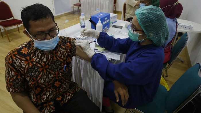 Lippo Plaza Ekalokasari Bogor menggelar vaksinasi bagi tenaga pendidik SMP dan SMA di wilayah kota Bogor dengan total sebanyak 6.000 tenaga pendidik