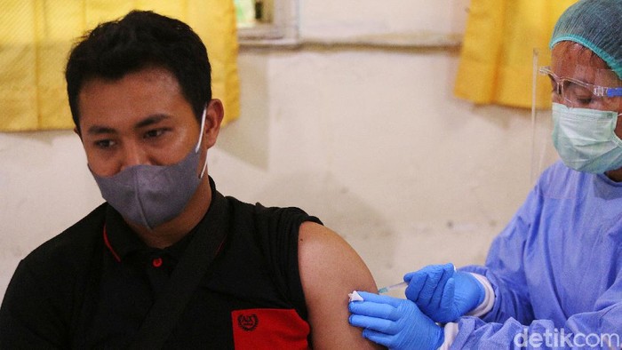 Vaksinasi COVID-19 untuk Guru di Jakarta Tenaga kesehatan menyuntikkan vaksin COVID 19 pada tenaga pendidik di SMP 216, Jakarta Pusat, Selasa (6/4/2021).
