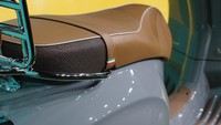 Salah satu fitur ikonik lainnya adalah sadel dengan dua warna ekslusif, ditambah bendera Italia yang diposisikan di tali sadel menjadi tanda pengingat asal mula motor ini. Sebagai pemanis, skutik ini juga mendapatkan edge shield warna putih dan pelat bertanda khusus Vespa Picnic di kompartemen depan. Foto: Piaggio Indonesia