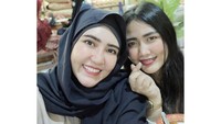 Via Vallen dikenal sebagai cocok yang sayang keluarga. Nah, ia sering mengajak keluarganya untuk makan bersama. Momen itulah yang terlihat di foto ini. Foto: Instagram @viavallen