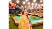 Pedangdut cantik ini juga sering mengunjungi kafe-kafe kekinian untuk sekadar nongkrong sambil menikmati hidangan. Salah satunya di kafe dengan kolam renang ini. Foto: Instagram @viavallen