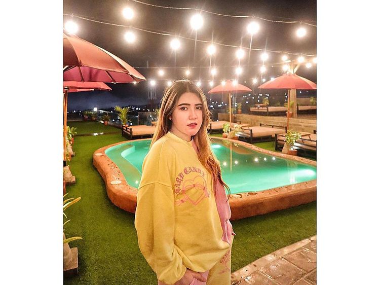 Gaya Keren Pedangdut Via Vallen saat Kulineran di Kafe Hits