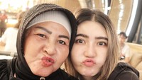 Nah, kalau yang satu ini adalah momen Via Vallen kala makan bersama sang ibunda. Malam mingguan sama ibu, malam mingguan sama doinya kapan, tulisnya dalam caption. Foto: Instagram @viavallen
