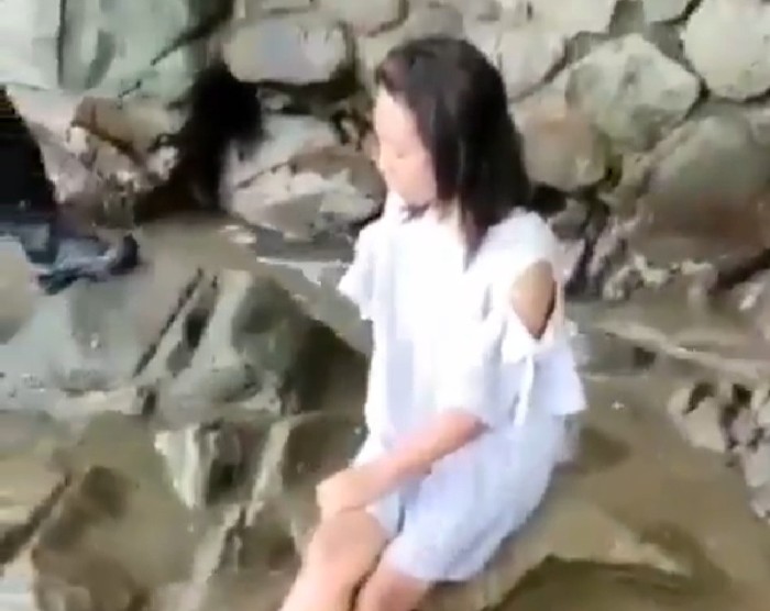 video menggambarkan seorang wanita termenung di kawasan Pantai Karanggongso, Trenggalek viral di grup whatsapp dan berbagai media sosial (Medsos).