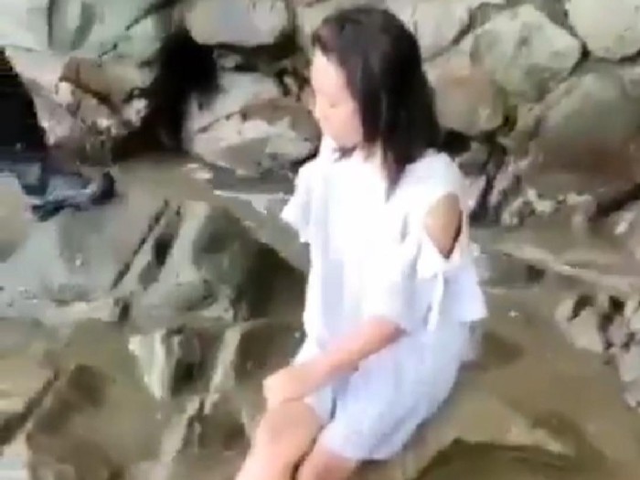 video menggambarkan seorang wanita termenung di kawasan Pantai Karanggongso, Trenggalek viral di grup whatsapp dan berbagai media sosial (Medsos).