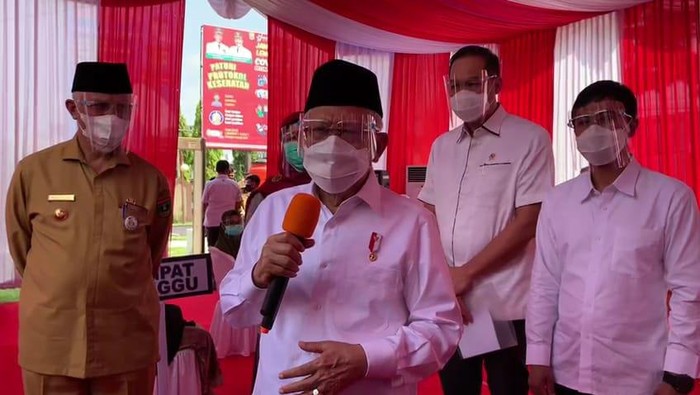 Wapres Maruf Amin tinjau vaksinsi di Pariaman, Sumatera Barat