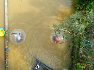 Celebrity on Vacation: Keseruang Main Water Ball Ride di Cianjur