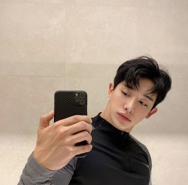 Ketampanan Wonho telah diakui sebelum debut sebagai idol KPop. Dia dikenal sebagai ulzzang alias pemilik wajah terbaik dengan nama Shin Hoseok. Tahun ini, eks member MONSTA X itu menempati urutan ke-21. Foto: dok. Instagram iwonhoyou