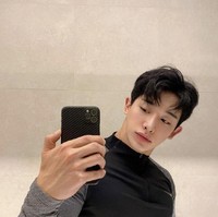 Ketampanan Wonho telah diakui sebelum debut sebagai idol KPop. Dia dikenal sebagai ulzzang alias pemilik wajah terbaik dengan nama Shin Hoseok. Tahun ini, eks member MONSTA X itu menempati urutan ke-21. Foto: dok. Instagram iwonhoyou