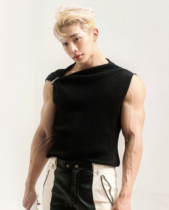 Wonho sendiri merupakan eks visual dan vokalis MONSTA X. Ia memutuskan untuk hengkang dari grup, karena kontroversi yang menyeret namanya. Ia dituding menggunakan ganja secara ilegal. Foto: dok. Instagram iwonhoyou
