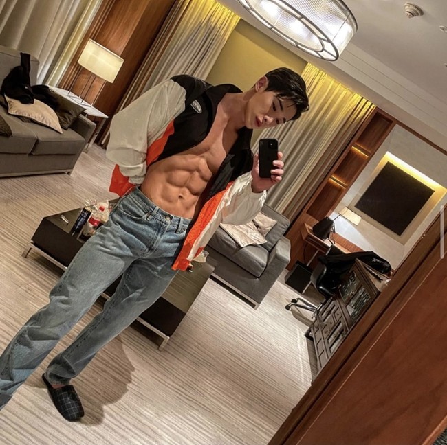 Sementara itu, Wonho eks MONSTA X kerap mengunggah foto yang memamerkan bentuk tubuhnya. Pemilik nama asli Lee Ho Seok itu dikenal sebagai workout holic yang rutin berolahraga. Foto: dok. Instagram iwonhoyou