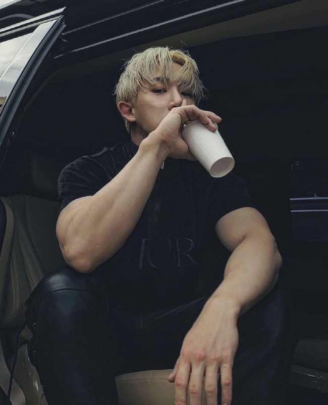 Setiap hari, idol berumur 28 tahun itu berlari di atas threadmill dan bersepeda selama 1 jam 30 menit. Ia tak berhenti berolahraga untuk menjaga otot perutnya. Foto: dok. Instagram iwonhoyou