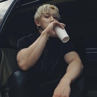 Setiap hari, idol berumur 28 tahun itu berlari di atas threadmill dan bersepeda selama 1 jam 30 menit. Ia tak berhenti berolahraga untuk menjaga otot perutnya. Foto: dok. Instagram iwonhoyou