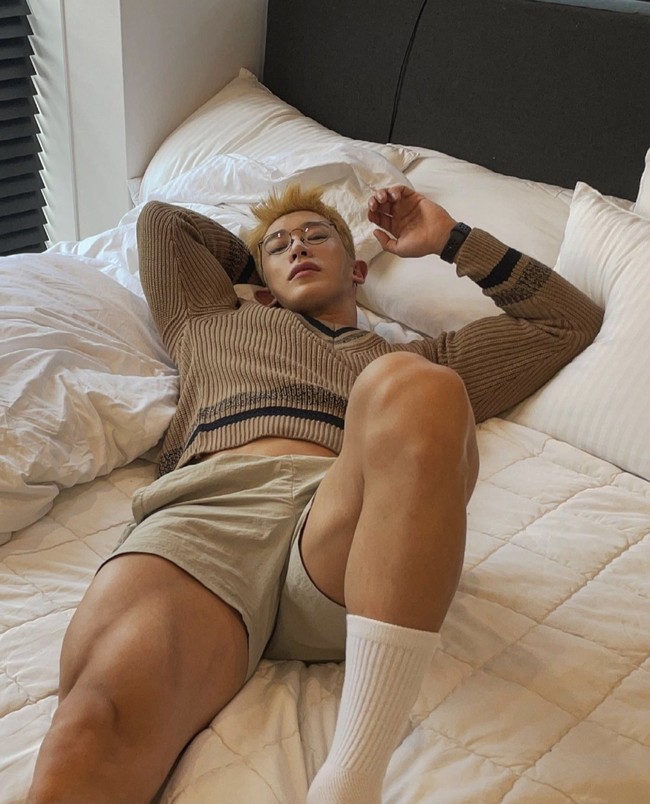 “Uh… Aku rasa itu benar-benar tidak seksi, hanya sedikit memalukan?” “Beberapa foto membuatku tertawa… yang lain membuatku merasa tidak nyaman,” tulis sejumlah netizen yang mengomentari foto Wonho eks MONSTA X. Foto: dok. Instagram iwonhoyou