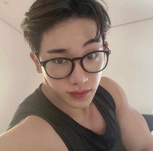 Namun, tak sedikit pula yang memuji foto Wonho. Mereka menilai eks member MONSTA X itu bebas mengunggah foto apapun di akun Instagram-nya. Idol KPop itu seharusnya tak mendapat hujatan. Foto: dok. Instagram iwonhoyou