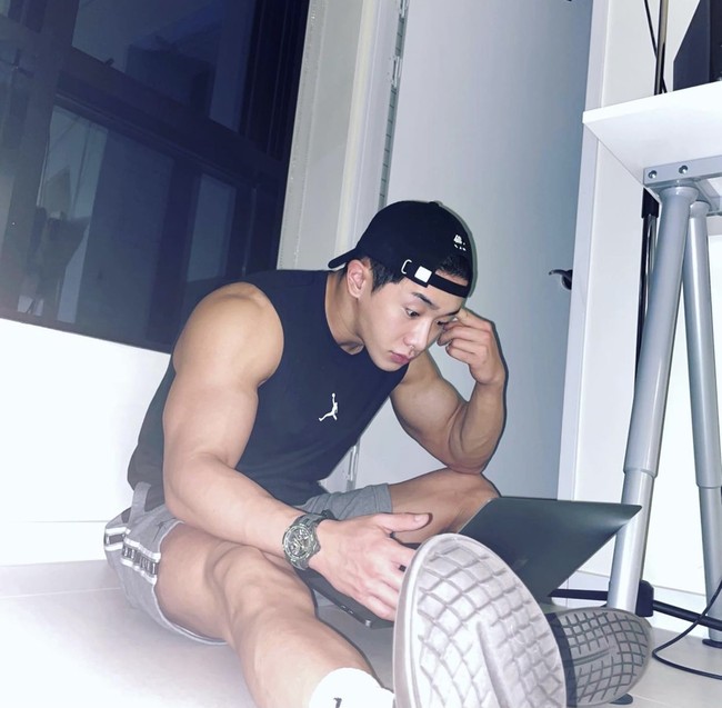 Foto seksinya pun menjadi perbincangan hangat dalam forum komunitas Korea. Postingan berjudul ‘Tingkat (NSFW) Instagram Wonho semakin tinggi’ yang dibuat seorang netizen, mengundang komentar pedas. Foto: dok. Instagram iwonhoyou