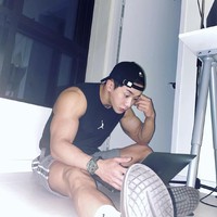 Foto seksinya pun menjadi perbincangan hangat dalam forum komunitas Korea. Postingan berjudul ‘Tingkat (NSFW) Instagram Wonho semakin tinggi’ yang dibuat seorang netizen, mengundang komentar pedas. Foto: dok. Instagram iwonhoyou