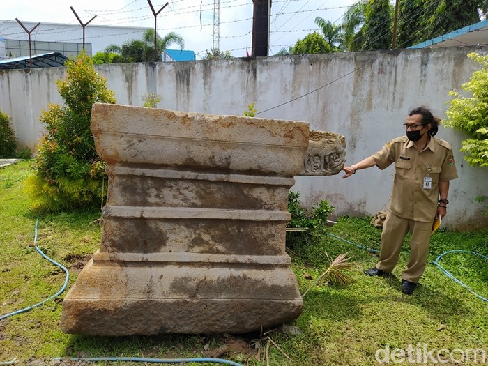 Yoni raksasa yang sekarang berada di Dinas Pendidikan dan Kebudayaan Kabupaten Magelang