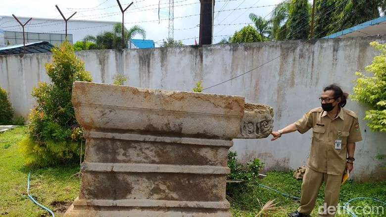 Yoni raksasa Yoni raksasa yang sekarang berada di Dinas Pendidikan dan Kebudayaan Kabupaten Magelang