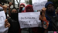 Mereka berharap kehadiran mereka dapat memberikan suport pada HRS yang menjalani sidang kasus swab palsu di RS Ummi Bogor.