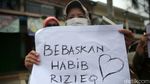 Aksi Emak-emak Minta Habib Rizieq Dibebaskan