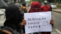 Tuntutan itu mereka sampaikan lewat poster sederhana.