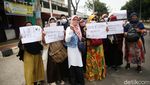 Aksi Emak-emak Minta Habib Rizieq Dibebaskan