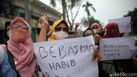 Sejumlah emak-emak pendukung HRS melakukan aksi simpati di dekat PN Timur, Rabu (7/4/2021).