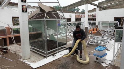 Atap Taman Reptil Purbalingga Roboh Diterjang Angin Kencang