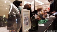 Dalam mengantisipasi membludaknya kunjungan pembeli, pihaknya memberlakukan sistem QR Code dan id card. Para pengunjung akan diminta untuk mengisi formulir kesehatan melalui QR Code dan menggunakan id card sebagai penanda, di bagian pintu masuk ballroom pun terlihat sejumlah protokol kesehatan seperti pengecekkan suhu dan hand sanitizer.