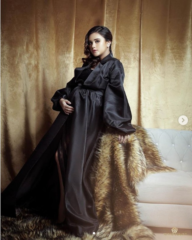 Audi Marissa bergaya glamour dalam balutan robes atau jubah mewah dari brand @rendezvous.robes. Pemotretan kehamilan ini dilakukan Audi saat usia kandungannya sudah memasuki trimester ketiga. Foto: Dok. Instagram @audimariss @fdphotography90