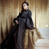 Audi Marissa bergaya glamour dalam balutan robes atau jubah mewah dari brand @rendezvous.robes. Pemotretan kehamilan ini dilakukan Audi saat usia kandungannya sudah memasuki trimester ketiga. Foto: Dok. Instagram @audimariss @fdphotography90