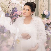 Audi Marissa yang sejak hamil kerap mendapat nyinyiran warganet, kembali curhat karena di saat dirinya melahirkan bayi secara prematur, netizen tetap berkomentar negatif padanya. “Buat kalian yang bilang negatif tentang kelahiranku, aku cuma butuh doa dari kalian. Kalian enggak tahu dimana tegangnya aku disaat dokter suruh lahir sekarang juga padahal usia masih 31 Minggu. Gimana tegangnya, sedihnya, kepikiran anak aku gimana,” kata pemain sinetron Anak Langit itu. Foto: Dok. Instagram @audimariss @fdphotography90