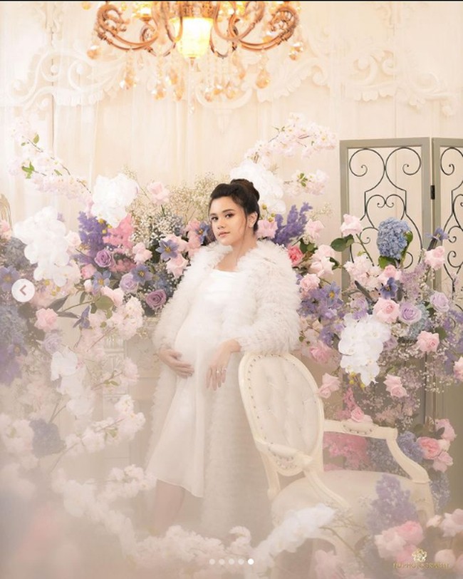 Audi Marissa mengunggah deretan foto kehamilannya ini ke akun Instagramnya @audimarissa. Saat memperlihatkan foto hasil pemotretan bersama FD Photography ini Audi mengajukan pertanyaan pada netizen, tema foto mana yang paling disukai. Jadi kalian suka konsep yang mana nih? Yang cocok buat aku. Udah bisa nebak bao bao cewe atau cowo? tanya aktris 25 tahun itu. Foto: Dok. Instagram @audimariss @fdphotography90