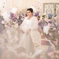 Audi Marissa mengunggah deretan foto kehamilannya ini ke akun Instagramnya @audimarissa. Saat memperlihatkan foto hasil pemotretan bersama FD Photography ini Audi mengajukan pertanyaan pada netizen, tema foto mana yang paling disukai. Jadi kalian suka konsep yang mana nih? Yang cocok buat aku. Udah bisa nebak bao bao cewe atau cowo? tanya aktris 25 tahun itu. Foto: Dok. Instagram @audimariss @fdphotography90