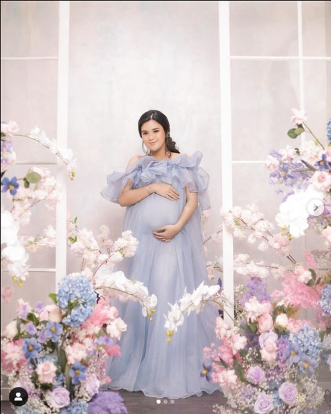 Sebelum melahirkan, Audi Marissa juga baru saja menjalani pemotretan hamil bersama fotografer Fandy Susanto dari FD Photography. Foto hamil tersebut dilakukannya dalam berbagai konsep. Salah satunya ini di mana Audi tampil memesona dengan gaun berwarna biru. Foto: Dok. Instagram @audimariss @fdphotography90
