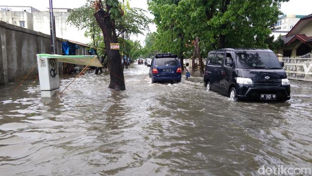 Banjir di ruas jalan STM, Kelurahan Suka Maju, Kecamatan Medan Johor, Medan Sumut.