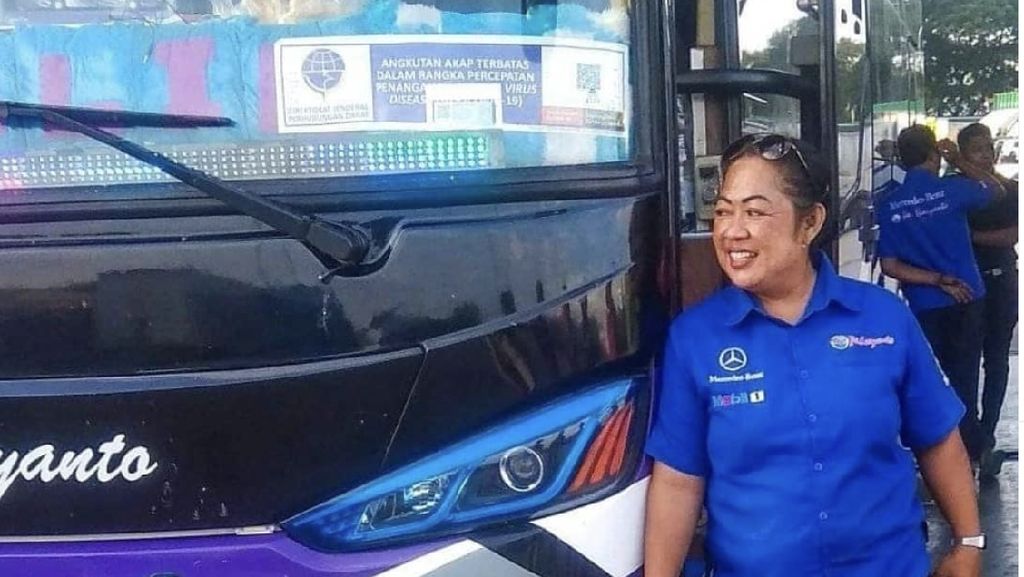 Bikin Heboh, Bu Yayuk Sopiri Bus PO Haryanto Pakai Outfit Daster