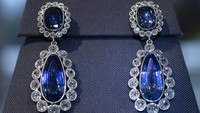 Tiara beserta cincin dan anting-anting bertatahkan berlian dan safir ini akan dilelang pada bulan Mei mendatang di Jenewa.