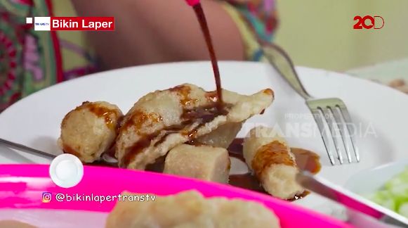 Bikin Laper! Makan Satu Nampan Pempek Palembang yang Nikmat