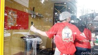 Salah satu yang menyita perhatian yaitu Bakso Aci Kang Emil. Berlokasi di Jalan Wayang nomor 6 Kota Bandung, tepatnya di salah satu food court In & Out Water.