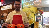 Sekilas penamaan Bakso Aci Kang Emil menarik perhatian warga Bandung. Apalagi, Kang Emil biasanya diidentikkan dengan sosok Gubernur Jabar Ridwan Kamil. Tapi jangan heran, pemilik Bakso Aci Kang Emil pun punya nama yang sama yakni Kamil Abdussalam.