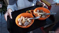 Bakso Aci Kang Emil menyediakan banyak varian bakso seperti bakso aci sebagai pilihan utama, bakso urat, bakso mercon, bakso jewol, bakso telor puyuh dan bakso kecil. Kemudian dipadukan dengan kuah gurih serta pilihan toping lain.