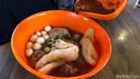 Menu yang disediakan pun beragam macam dari penamaan bahasa Sunda, ada Porsi Cekap, Porsi Wareg, Porsi Sebeuh, Porsi Sebeuh Pisan, dan Porsi Sebeuh Mercon.
