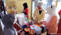 Setidaknya saat ini ada sekitar 15 karyawan yang berada di bawah tanggung jawabnya. 