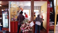 Meski baru dibuka pada 3 April 2021 lalu, dia berencana akan kembali membuka kedai Bakso Aci Kang Emil di Kabupaten Bandung.