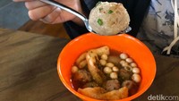 Warga menikmati Bakso Aci Kang Emil.