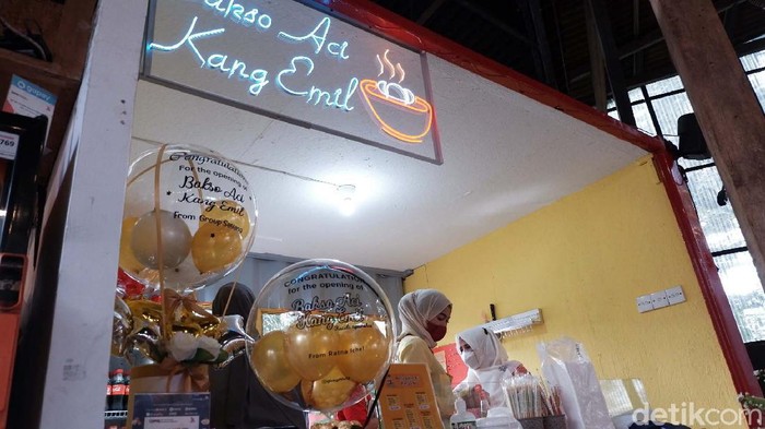 Bikin Nagih, Ini Dia Bakso Aci Kang Emil Setiap bakso aci memiliki ciri khas yang berbeda-beda. Salah satu yang menyita perhatian yaitu Bakso Aci Kang Emil di Jalan Wayang nomor 6 Kota Bandung.